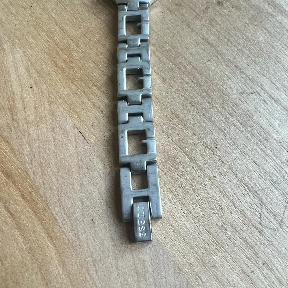 Guess ladies round silver tone G bracelet watch NEW BATTERY